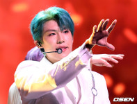 [사진]AB6IX 박우진,매력 넘치는 그린 헤어
