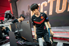 [롤드컵] LPL 1번 시드 펀플러스, 단두대 매치서 J팀 꺾고 8강 합류