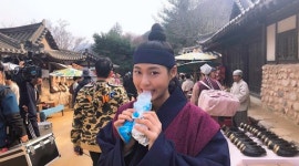 설현, 나의 나라 촬영장서 아이스크림 먹어요..어딘가 개구진 표정[★SHOT!]