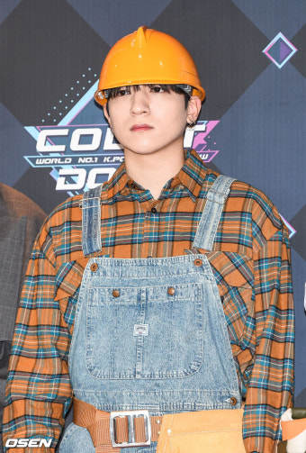 [사진]데이식스 성진,'공사장 헬멧 쓰고'