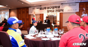 [사진]박찬호, 꿈나무 야구장학생과 함께