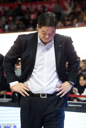[사진]LG 연패 고개떨군 현주엽 감독