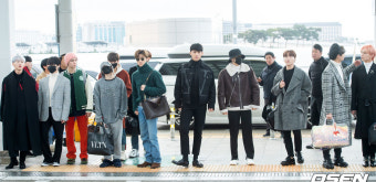 [사진]세븐틴,'공항 횡단보도를 꽉채워'
