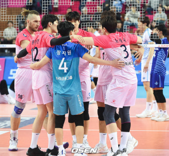 [사진]4연승 우리카드,'대한항공 잡고 1위 탈환'