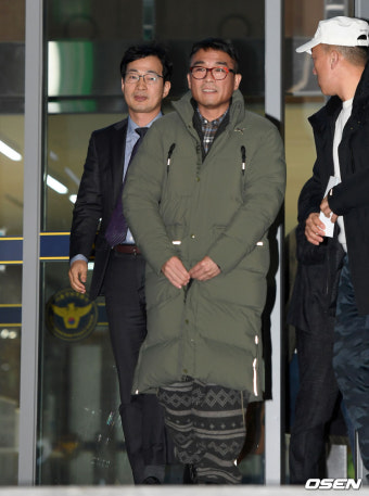 [사진]성폭행 의혹 김건모,'경찰 조사 마치고 귀가'