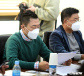 [사진]자료 살피는 키움 김치현 단장