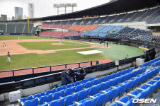 [사진]관중 대신 취재진만 자리한 잠실 야구장