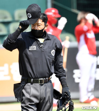 [사진]마스크와 장갑 착용하고 경기 나서는 KBO 이민호 심판위원
