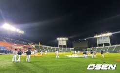 기계가 쏘아 올린 야구공…두산, 7점 차 대승 후 야간 적응 훈련 [오!쎈 잠실]