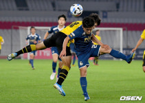 [사진]김보용-서재민,치열한 헤딩 싸움