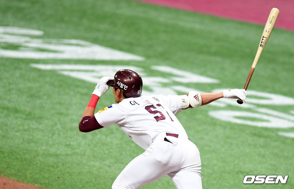 이정후, 2025년 MLB 시즌에서 샌프란시스코의 타선을 이끄는 중요한 역할에 빛나며 2루타 1타점 기록 중요 득점에도 불구 패배결정 같은 분위기를 전함.