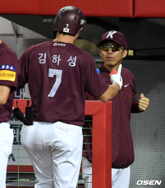 [사진]키움 손혁 감독, '김하성 동점 투런 짜릿해'