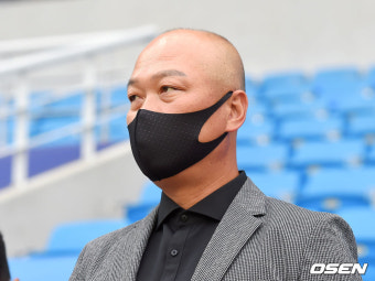 [사진]경기 지켜보는 김태완 감독