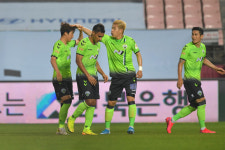 전북, 성남과 난타전 끝 2-2 무승부... 선두 유지 [오!쎈 현장]