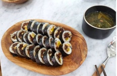 소유진 주말에 소고기우엉조림 김밥싸기..꼬다리는 계속 집어먹어[★SHOT!]