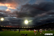 [사진]한여름밤 노을 아래 펼쳐지는 K리그1 성남vs강원