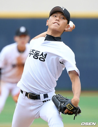 [사진]광주동성고 신헌민,'힘차게 뿌리는 투구'