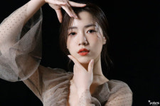 더:미장원#화영 | 류화영, 눈빛이 다한 '여신 미모'.."진실한 배우 되고 싶어" [화보]