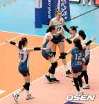 러츠, 김연경 막았다 GS칼텍스, 흥국생명 무실세트 깼다...1세트 25-22 승 [제천 LIVE]