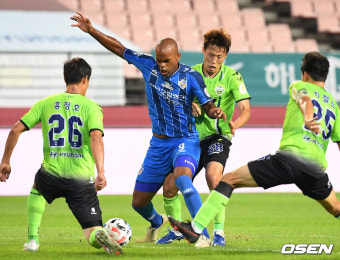 '바로우-한교원 골' 전북, 울산에 2-1 승리...2점차 선두 맹추격 [오!쎈 현장]