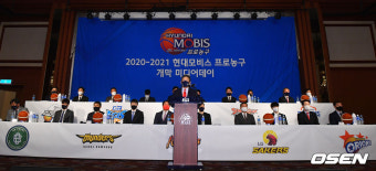 [사진]프로농구 개막 미디어데이 인사말하는 이정대 총재