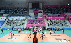 [사진]프로배구 개막 후 첫 유관중 경기