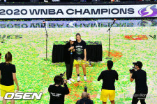 美 라피노에, 여자 프로 농구 슈퍼 스타와 동성 약혼