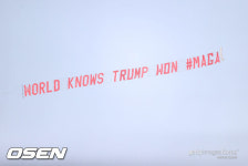 구디슨 파크 상공에 난데없는 트럼프 지지 메시지, 미국을 다시 위대하게