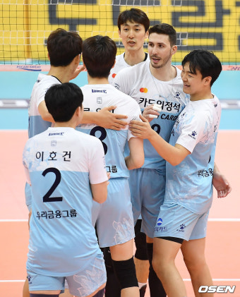 [사진]우리카드, 선두 KB손해보험 상대로 3-0 완승