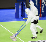 [사진]경기 후 코트 방역