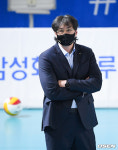 이상열이불판매 | [사진]생각에 잠긴 이상열 감독