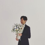 최우식, 눈 감아도 귀여움은 숨길 수 없어..꽃을 든 남자 [★SHOT!]