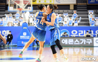 [사진]박혜진,'김소니아와 기쁨의 몸통박치기'