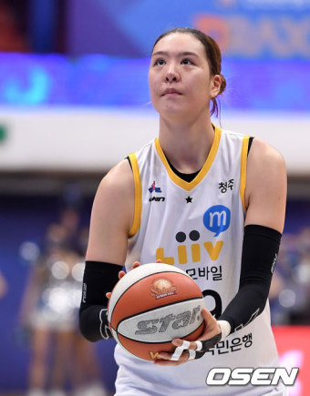 '박지수 27P-18R' KB, 김단비 T더블 신한 꺾고 우승 희망 이었다