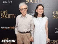 미아 패로 우디 앨런이 찍은 딸 순이의 포르노 사진 발견..숨쉬기 힘들었다[Oh!llywood]