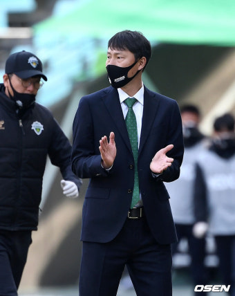 [사진]선수들에게 박수 보내는 김상식 감독