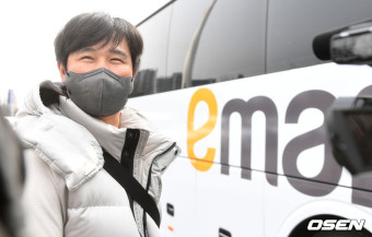 [사진]SSG 최정, '새 구단 버스 앞 기분 좋은 미소'