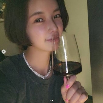 황정음, 이혼 후 자유 찾았나..럭셔리 목걸이 걸고 와인 데이트