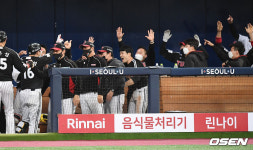 [사진]김민성,'역전 스리런에 뜨겁게 환호하는 트윈스'
