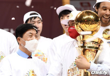 [사진]전삼식 단장 축하 받는 김승기 감독
