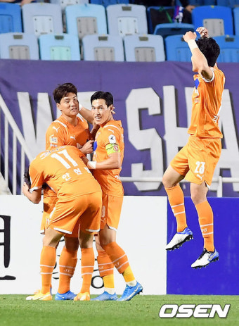 [사진]주민규, '멀티골 성공에 뜨거운 축하'