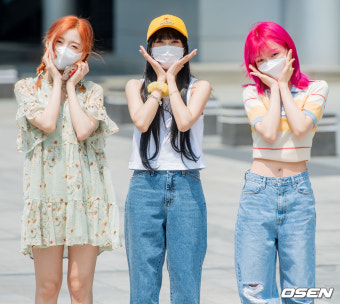 [사진]오마이걸 아린-미미-승희,'꽃이 피었어요'