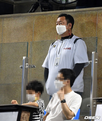 [사진]관중석에서 경기 지켜보는 차명석 단장