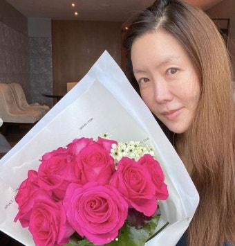 김정은, 격리 중 ‘찐 민낯’ 공개..금융맨 남편이 준 꽃보다 눈이 가
