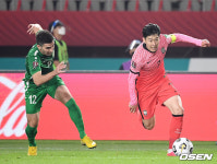 [사진]빠른 스피드로 수비 따돌리는 손흥민