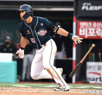 [사진]선두타자 안타 날리는 두산 강승호