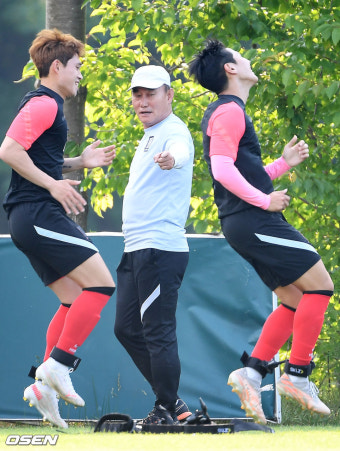 [사진]김학범 감독,'강인이는 뒤로 한번 더 뛰어'