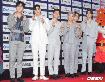 [사진]아스트로,'훈남들의 하트'