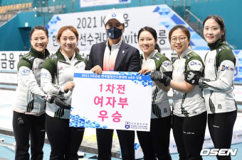 [사진]'팀킴' 강릉시청, 대한컬링연맹 김용빈 회장과 기쁨 나누며
