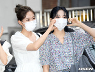 [사진]이달의 소녀 올리비아혜-진솔, 진솔 하트에 올인